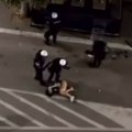 VIDEO Snimci policijske brutalnosti: "Jesi ti opozicionar?", pa šut u glavu