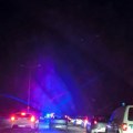 (Foto) nesreća na putu između Pupinovog mosta i petlje Zbeg: Na teranu policija i vatrogasci, stvaraju se gužve