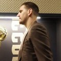 Nikad moćniji ulazak Nikole Jokića pred NBA meč: Obukao se kao gospodin, pa prošao pored šampionskog trofeja