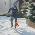 Čišćenje snega može da bude opasno za određenu grupu ljudi - lekari savetuju oprez