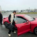 Naš pevač (40) vozi zver od 120.000 evra Uhvatili smo ga na aerodromu: Na glavi kačket i naočare, ležernije od ovoga ne može…