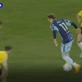 (VIDEO) On sam, njih trojica: Čarolija Ajaksovog napadača