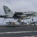 Drama na američkom nosaču aviona: Posada u teškom stanju, mornar pao u more