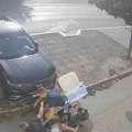 Umalo da električnim skuterom ubije čoveka na trotoaru u Inđiji: izgubio kontrolu i zakucao se u njega (video)