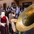 Svi su ustali na srpskoj svadbi i utihnuli! Nije bilo vreme za muziku, ovaj čin svatova ispunjava dušu
