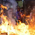 (Foto, video) Tirana gori! Žestoko nasilje na ulicama, institucije zapaljene i demolirane, iznosi se nameštaj, ruše se…