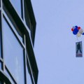Odleteli baloni sa slikom predsednika Vučića i natpisom „Vučiću, odlazi“ (VIDEO)