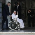 Papa Franja pušten iz bolnice: Napustio lečenje u invalidskim kolicima