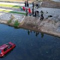 Prve slike s mesta nesreće u Nišu: Auto upao u reku, za volanom bila žena: Reanimacija u toku (foto)