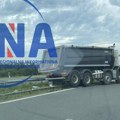 Kamion sleteo sa auto-puta i zavrsio na bankini: Saobraćajna nezgoda dogodila se na deonici Miloša Velikog u blizini Lajkovca…