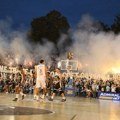 Scena kakvu košarka ne pamti! Partizan i Fuenlabrada igrali meč obasjani bakljama sa svih strana