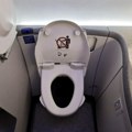 Putnik proveo let zaglavljen u toaletu aviona: "Molim vas, sedite na šolju i nemojte paničiti"
