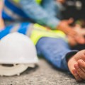 Teška nesreća u Surdulici: Radnik pao sa skele, bore mu se za život