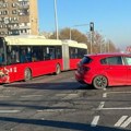 Teži udes na Novom Beogradu! Došlo do sudara autobusa i automobila, otpadali točkovi