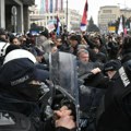 (Video) Pogledajte topovski udar na policajce u novom sadu: Nemile scene u režiji opozicije, razularena masa ovako je…