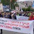 Protest u Kragujevcu „Struka uz studente“: Zajedno sa svojim profesorima i građanima skandiraju „pumpaj“ i…