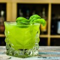 Gin Basil Smash: Zeleni koktel koji se pije kao limunada, a udara kao gin