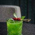 Gin Basil Smash: Zeleni koktel koji se pije kao limunada, a udara kao gin