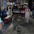 Građani doneli kovčeg sa fantomkom, sendvičem i lažnom diplomom pred SNS: Ožalošćeni, apsolutno niko