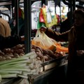 Зашто је кромпир скупљи на пијаци него у продавници?