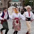 Belgijanac u srpskoj narodnoj nošnji i sa šajkačom na glavi zaigrao srpsko kolo u samom centru Beograda: Srbi gledaju kako se…
