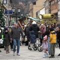 Novogodišnji bazar u Ivanjici u znaku dečijih osmeha i humanosti (VIDEO)