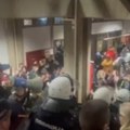 Policija počela da potiskuje ljude iz zgrade Filozofskog fakulteta u Novom Sadu (VIDEO)