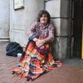 Od Mundijala, do kartona na ulici: Influenserka u čudu kada je saznala ko je beskućnik kome daje pomoć