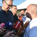 Vučić dobio na poklon ikonu Svetog Lazara od Srba sa KiM koji su krenuli na skup 27. juna u Beogradu