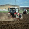 Farmer orao njivu pa pronašao masivan metalni predmet: Kada je saznao šta je u pitanju, nije mogao da veruje