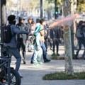 Učeniku (15) policijska šok-bomba otkinula šaku! Horor na protestima u Francuskoj, srednjoškolac je hitno hospitalizovan