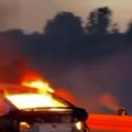 Vozači, oprez! Dramatični prizori na auto-putu Bukti veliki požar kod Batočine: Vatra "progutala" automobil (video)
