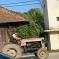 Kad stojan protera traktor, celo selo u transu Urnebesan video postao hit na Balkanu, "bizarno do bola"