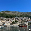 Par iz Australije pao sa zida, devojka se bori za život: Drama u Dubrovniku