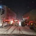 Dramatični snimci iz Srbije: Sneg već drugi dan neprestano pada: Zaglavljeni kamioni blokirali puteve, sela bez struje…
