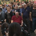 “Ispred kuće ratnog zločinca Vojislava Šešelja osvanula zanimljiva poruka”: Kako regionalni mediji pišu o akciji…