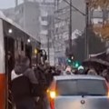 Stravična scena u Beogradu Čovek divljao, šipkom lupao prozore na autobusu!
