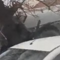 Jeziv snimak sa mesta nesreće Kamion sleteo s puta, umalo da završi u dvorištu (VIDEO)