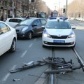 Oboren biciklista: Nesreća na uglu Cara Dušana i Višnjićeve: Prevezen hitno u bolnicu