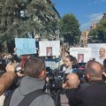 „Od tvoje demokratije plava sam i ja“: Protest zbog hapšenja Arsenijevića u Kosovskoj Mitrovici