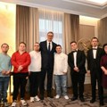 Vučić u Daun centru: Zajedničkim snagama možemo da učinimo mnogo, hvala im na toplini i osmesima FOTO