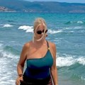 (Foto) skinula se bivša žena Jovana Memedovića: Mirjana u providnoj suknji, a ispod kupaći! Evo gde se baškari