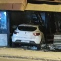 (Foto) šok incident na Severnom bulevaru: Automobilom uleteo u cvećaru usred noći, izlog potpuno uništen