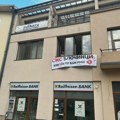 (VIDEO) Naprednjaci obili prostorije Inicijative za Požegu i ZLF u pokušaju da skinu baner