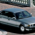 BMW 750i (E32) – Bavarski V12 koji je uplašio Mercedes