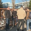 Protest ispred "Prve vojvođanske brigade": Podrška nastavniku koga je policija pred đacima izvela sa časa