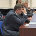 Napadi, pretnje, paljenje automobila, leš u buretu nisu razalog da Marko Gašić odgovori na pitanja novinara