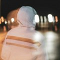 "Fantom u belom" noću plaši ljude: Krije se u žbunju, stoji pored ograda i posmatra prolaznike