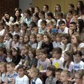 Stariji drugari priredili svečanost za 110 prvaka OŠ „Milinko Kušić“ (VIDEO)