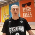 Smajli u svom stilu Pogledajte šta je uradio košarkaš Partizana sudijama pre početka utakmice, scena koja je nasmejala sve…